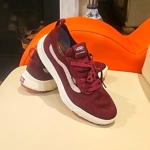 SIZE 9.5 VANS " OFF THE WALL " LACE UP  SNEAKERS. BRAND NEW